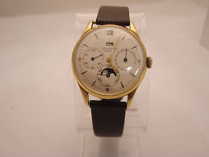 Vintage Universal Geneve Moon Phase Triple Date Watch in 18K Yellow Gold