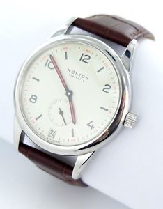 Nomos CLUB DATE à remonter manuellement 39mm Acier BOÎTE