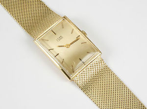 Klassische Uhr in 585 Gelbgold mit weich fliessendem Armband, Gewicht 49,7 Gramm