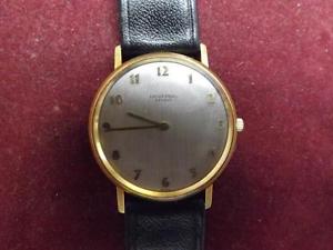 Vintage  18ct Gold Universal Geneve Gents  wristwatch hand wind 34 x 36 mm slim