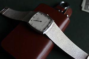 Vintage Geneve Universal Golden Shadow 18K White Gold Automatic Mesh Band Watch