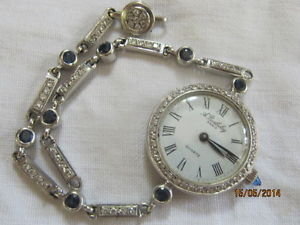 Montre bijoux en or blanc 18k poinçonné, diamants et saphirs signée A Barthelay