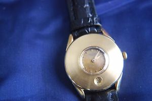 UNIVERSAL GENEVE 18 KARAT SOLID GOLD 35 X 45MM 18MM TIME DIAL IN MID DATE UNDER