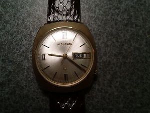 MENS VINTAGE ACCUTRON NEW IN BOX SOLID  14KT GOLD